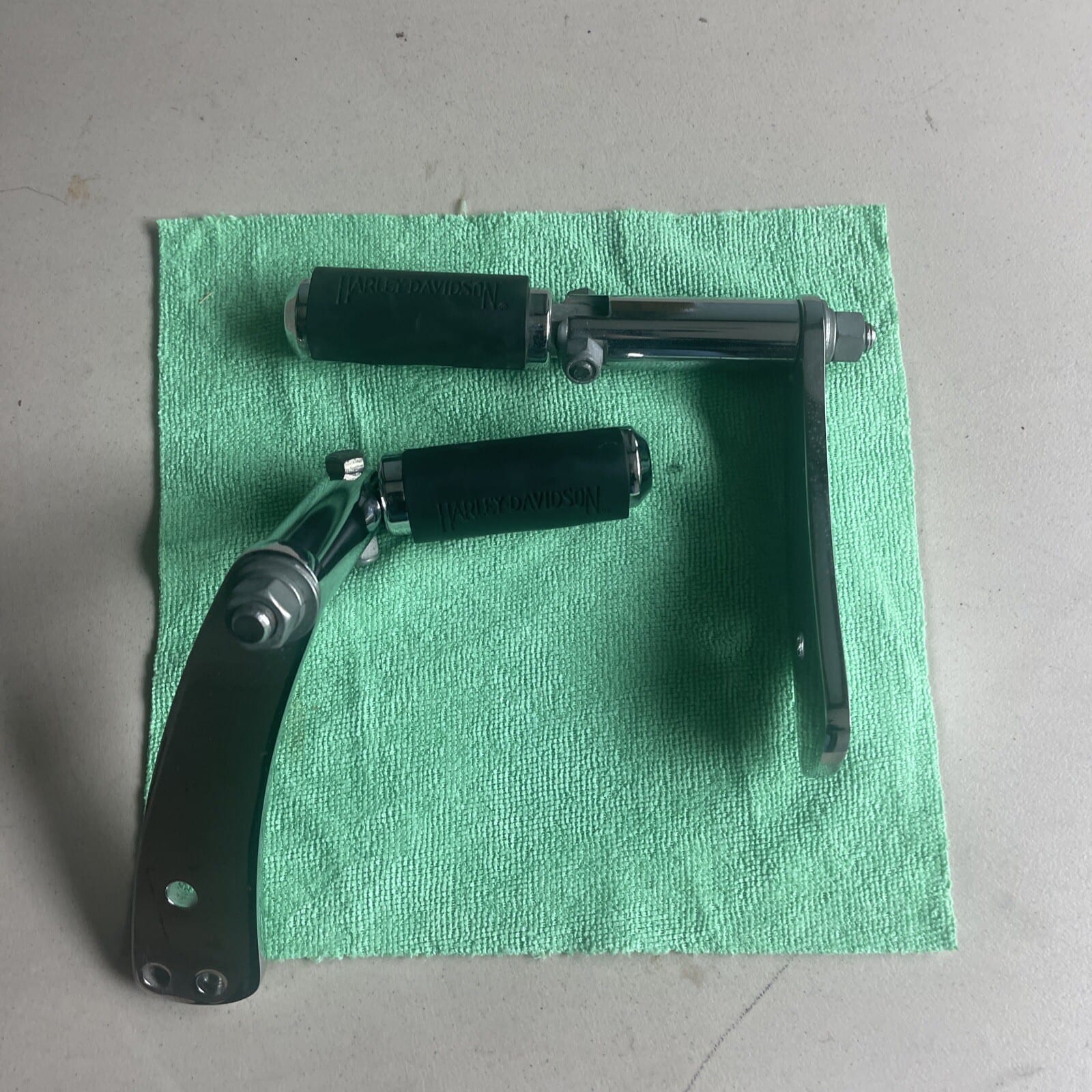 Harley Dyna Highway Pegs Mount Bracket Chrome Pair Sweet Genuine Harley